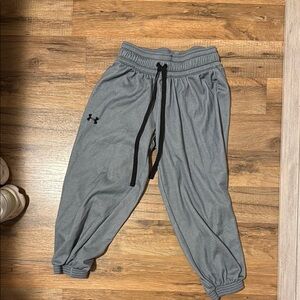 Under Armour Gray Capri Joggers with Elastic Waistband and Cuffed Ankles
